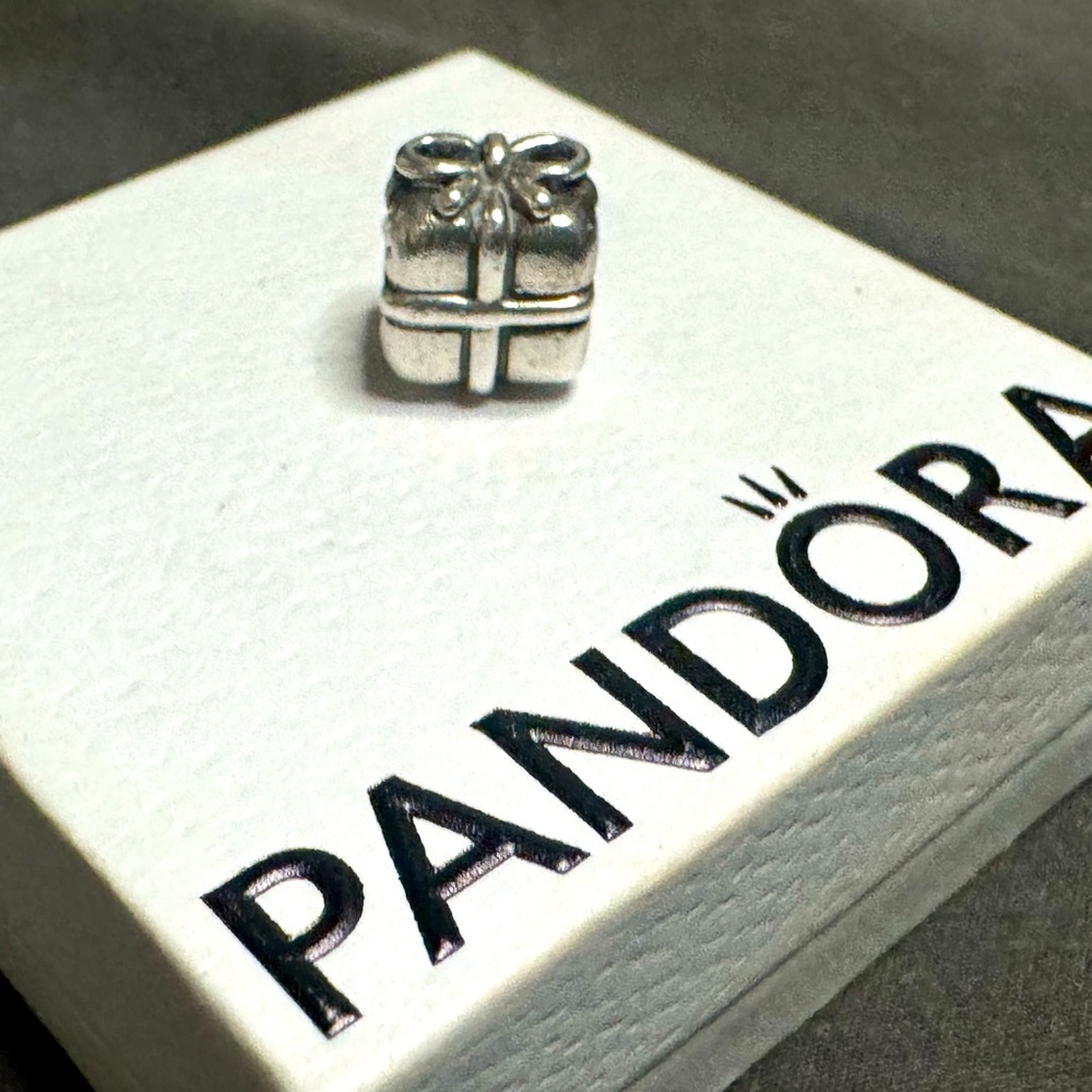 Authentic Pandora Present Charm